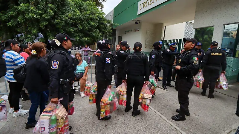 Policías "Relámpago" acuden a hospitales con despensas